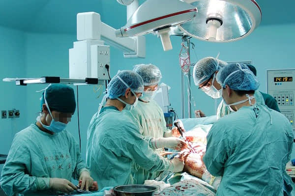 股骨頭壞死的人工髖關節(jié)置換，是微創(chuàng)手術嗎？
