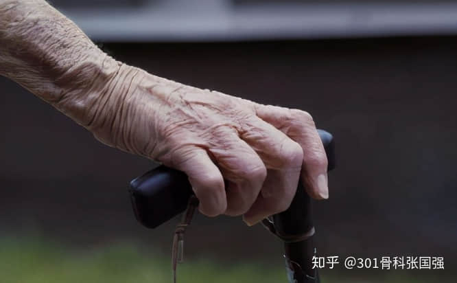 年齡「越大」，膝關(guān)節(jié)置換手術(shù)風(fēng)險(xiǎn)「越高」嗎？